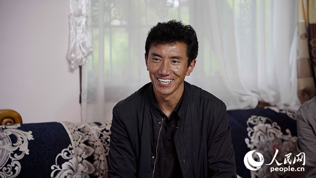 嘎拉村村民達瓦堅參聊起孩子們滿臉自豪。人民網(wǎng)記者 趙晨攝