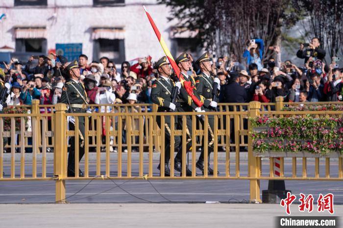 西藏布達拉宮廣場舉行升國旗儀式