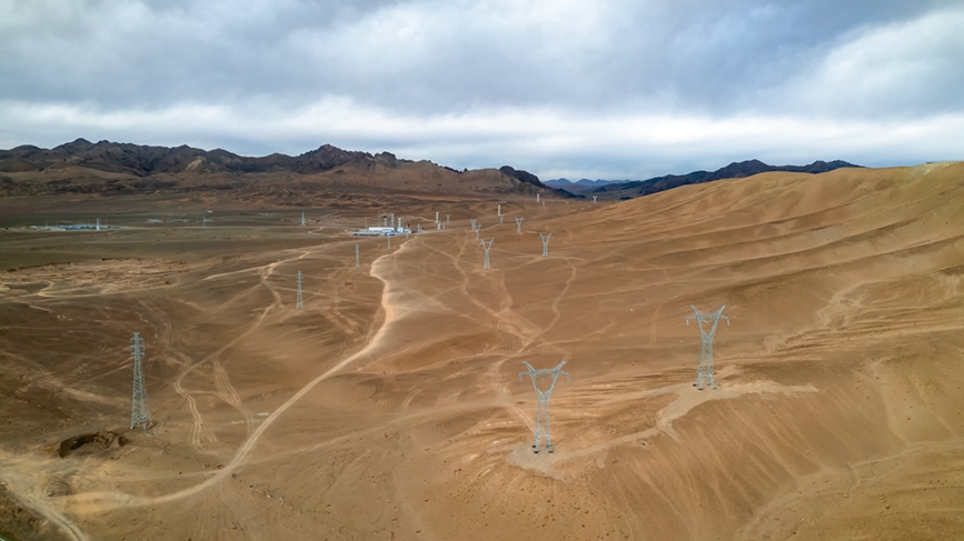 阿里地區(qū)首套電網(wǎng)側(cè)帶超容構(gòu)網(wǎng)型SVG工程全景。趙清鵬攝