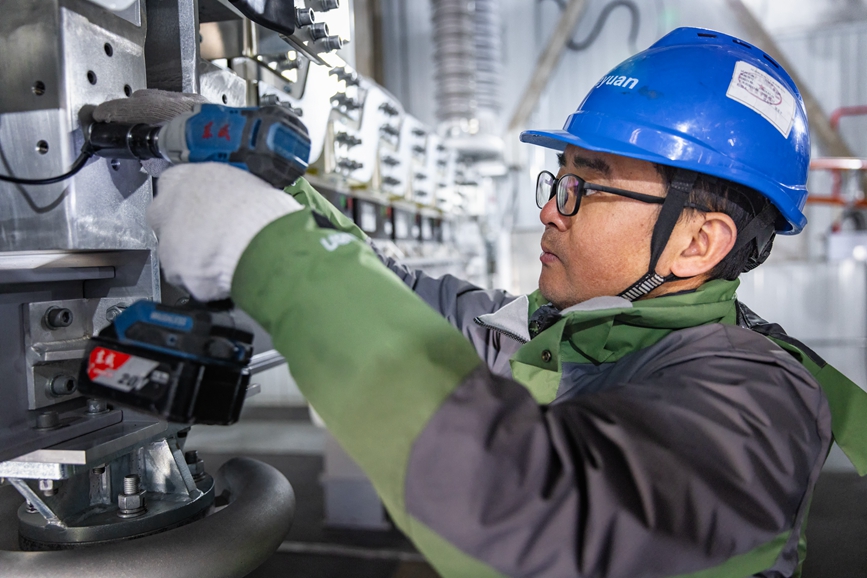 阿里地區(qū)首套電網(wǎng)側(cè)帶超容構(gòu)網(wǎng)型SVG工程現(xiàn)場(chǎng)工作人員正在進(jìn)行投運(yùn)前螺栓緊固工作。趙清鵬攝