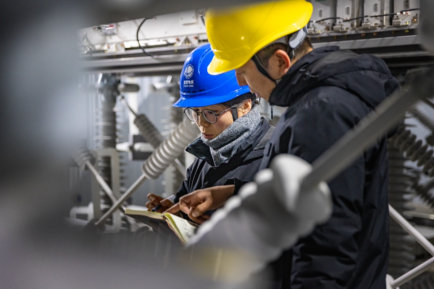 阿里地區(qū)首套電網(wǎng)側(cè)帶超容構(gòu)網(wǎng)型SVG工程現(xiàn)場(chǎng)工作人員正在進(jìn)行投運(yùn)前設(shè)備位置檢查。趙清鵬攝