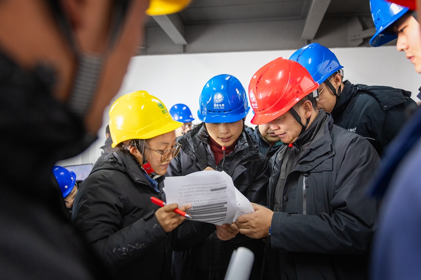 阿里地區(qū)首套電網(wǎng)側(cè)帶超容構(gòu)網(wǎng)型SVG工程現(xiàn)場(chǎng)運(yùn)維人員正在進(jìn)行投運(yùn)操作。趙清鵬攝