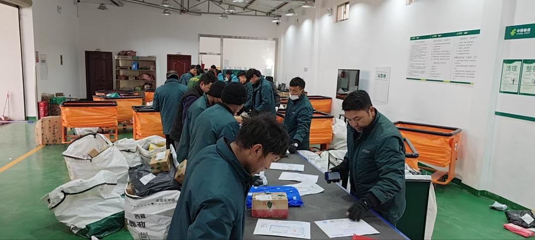 西藏拉薩城東營(yíng)業(yè)部分揀員正在傳送帶分揀。旦增攝