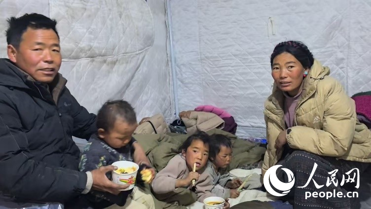 森嘎村村民扎西一家五口。人民網(wǎng)記者 吳雨仁攝