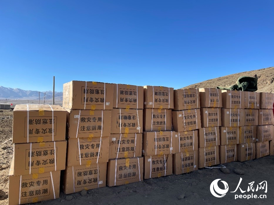 救災(zāi)物資抵達長所鄉(xiāng)古榮村。人民網(wǎng)記者 郝潔攝