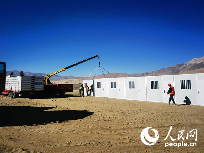 1月9日，在日喀則市定日縣長所鄉(xiāng)森嘎村安置點，工作人員抓緊搭建移動板房，確保受災(zāi)群眾溫暖過冬。人民網(wǎng)記者 吳雨仁攝