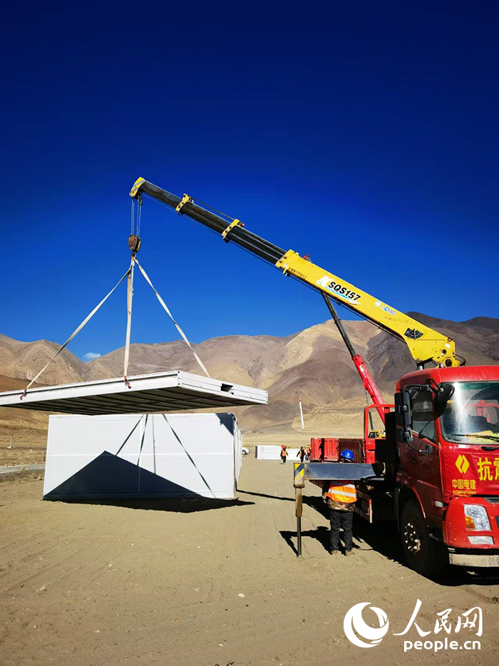 1月9日，日喀則市定日縣長所鄉(xiāng)森嘎村安置點正在吊裝板房。人民網(wǎng)記者 吳雨仁攝