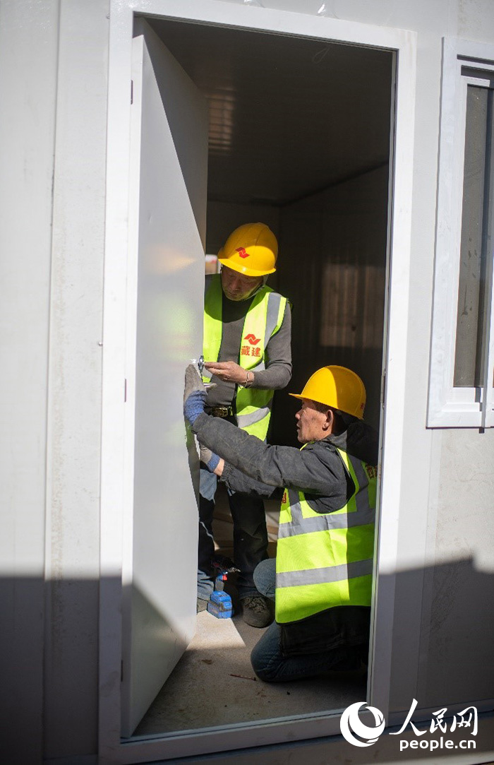 1月9日，在日喀則市定日縣長所鄉(xiāng)古榮村安置點，施工人員正在抓緊搭建移動板房，確保受災(zāi)群眾溫暖過冬。人民網(wǎng)記者 翁奇羽攝