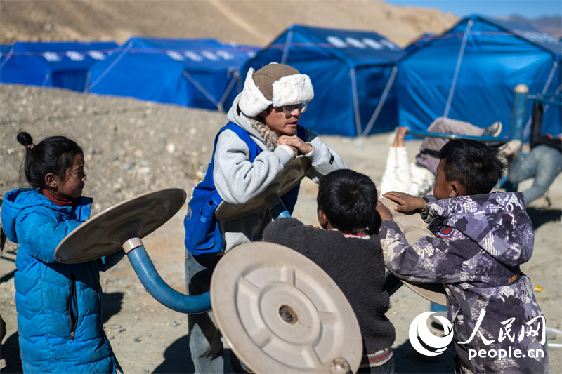 西藏星光社會(huì)工作服務(wù)中心社工久米旦增通過聊天談心，對(duì)孩子們進(jìn)行災(zāi)后心理疏導(dǎo)。人民網(wǎng)記者 翁奇羽攝