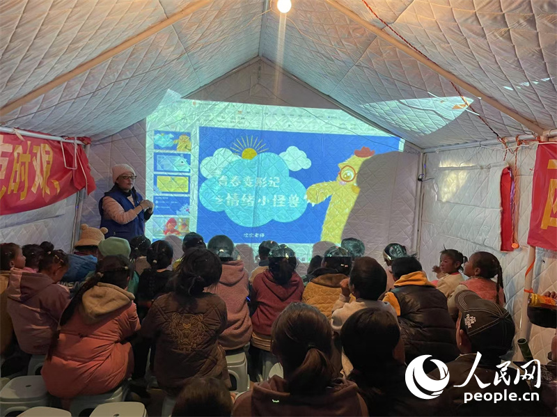 社工次旦拉姆以“青春變形記之情緒小怪獸”為主題給塘仁村孩子們講課。人民網(wǎng)記者 郝潔攝