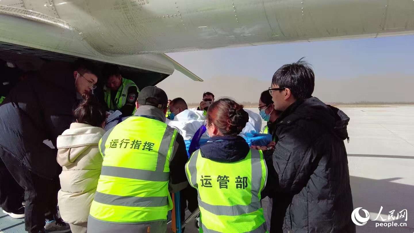 多方工作人員將受傷女童安全轉移。周航攝