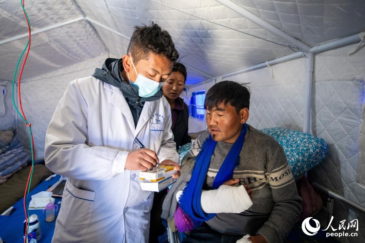 　醫(yī)生正在囑咐洛桑堅參如何用藥。人民網記者 翁奇羽攝