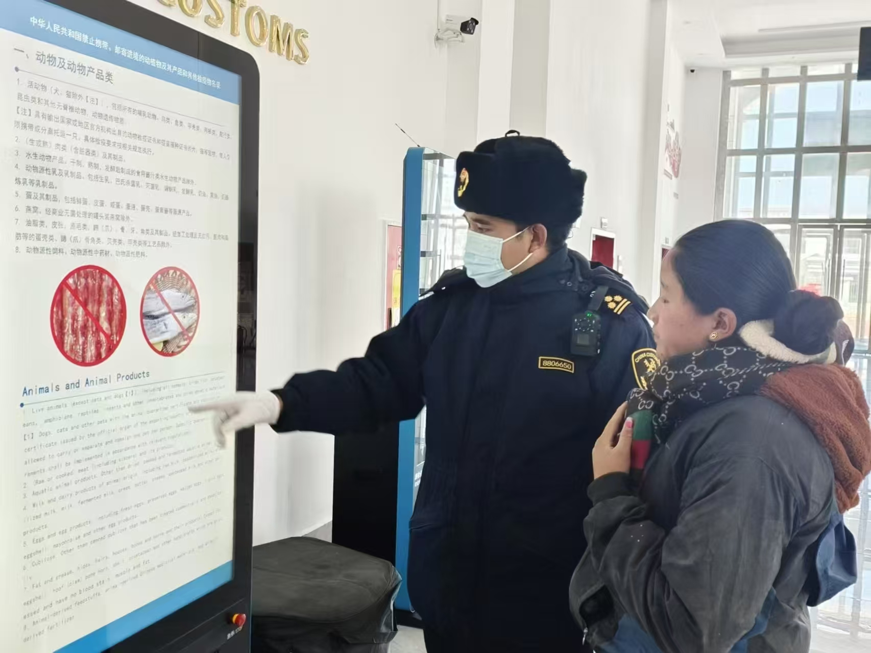 海關(guān)關(guān)員對(duì)入境邊民進(jìn)行禁止攜帶、郵寄進(jìn)境動(dòng)植物及其產(chǎn)品解讀。次旺久美攝