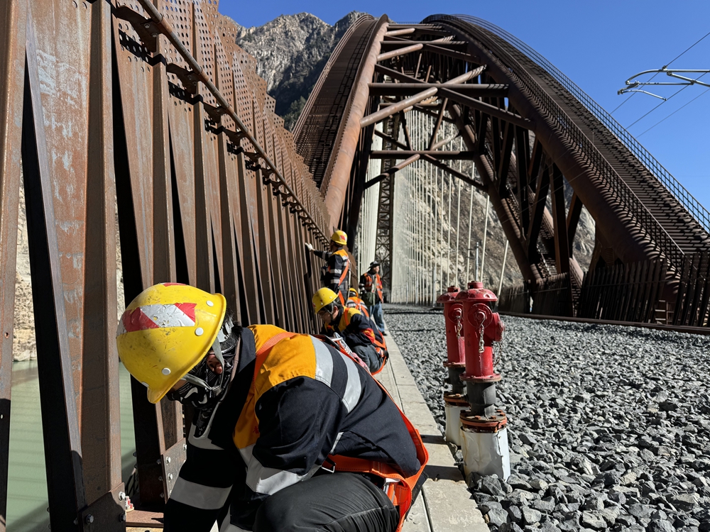 螺栓檢查。馬生明攝