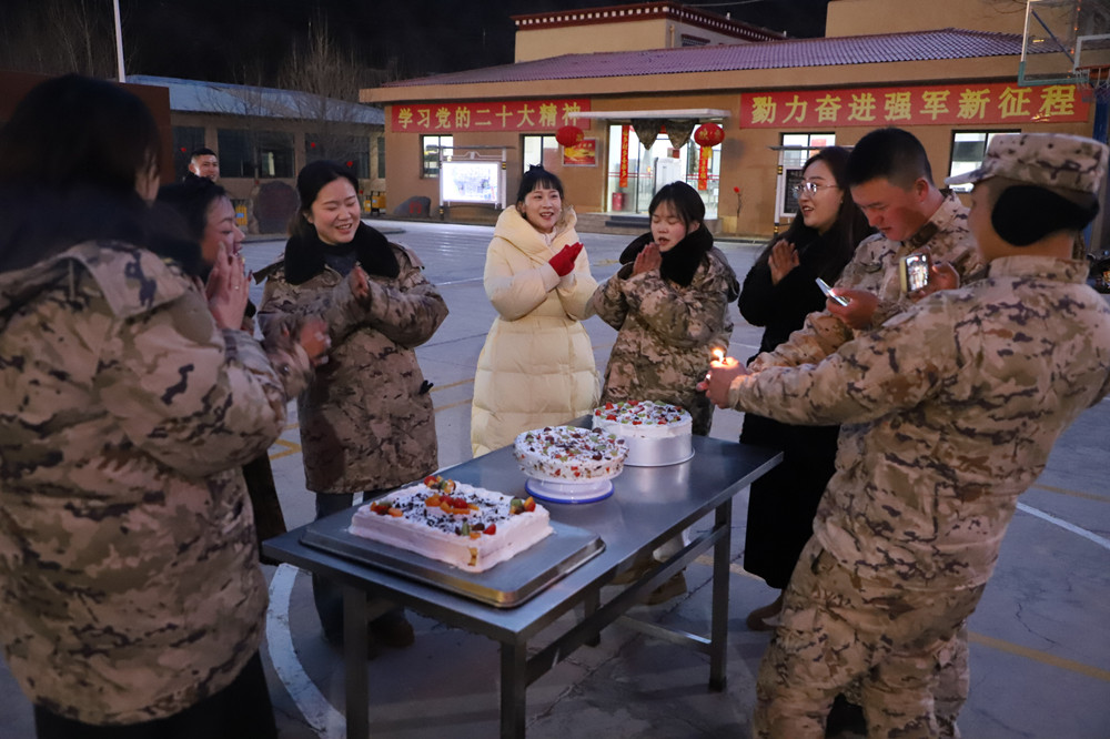支隊為來隊家屬過集體生日?；粢綌z