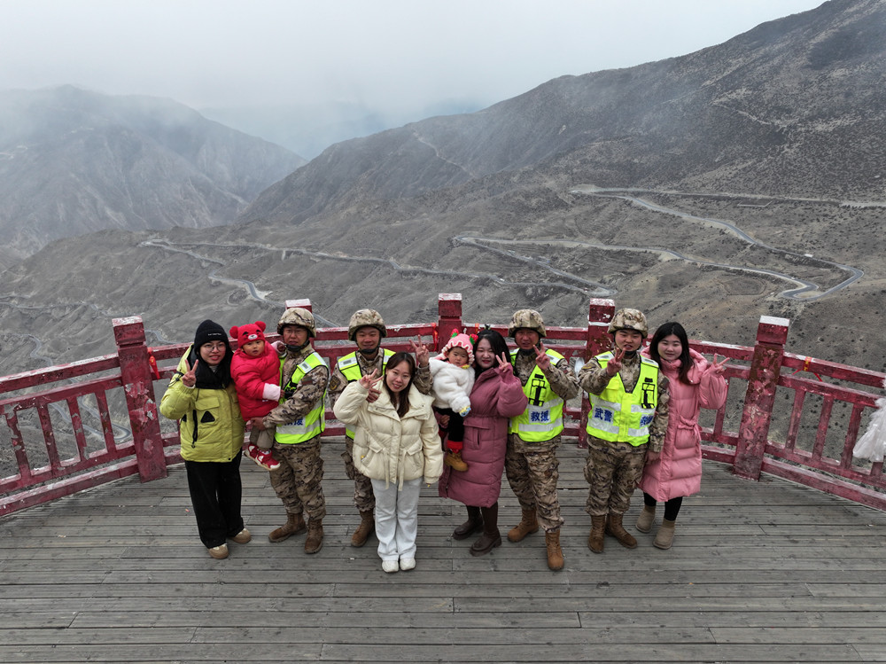 支隊組織家屬隨隊養(yǎng)護體驗丈夫工作。何眾攝