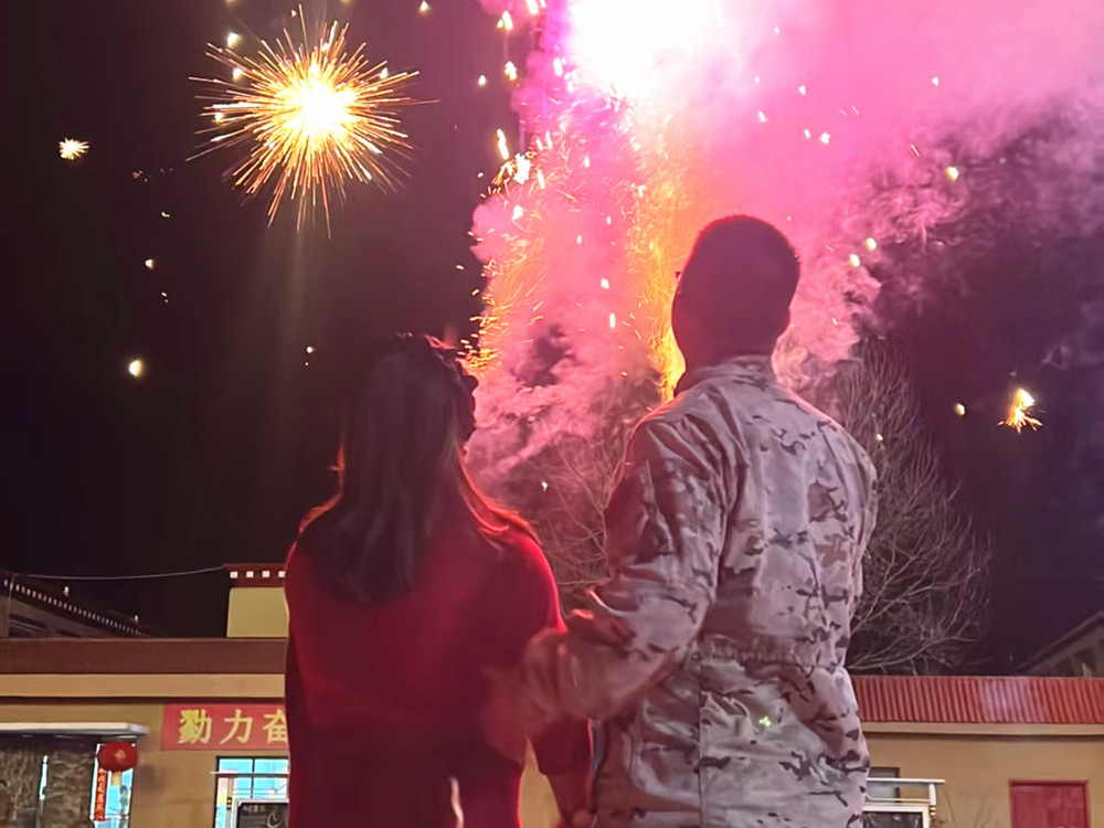 來隊家屬的溫馨瞬間。霍尹航攝