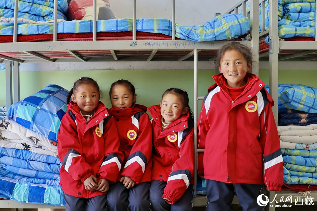 學(xué)生在定日縣第二小學(xué)分流安置點(diǎn)宿舍。人民日報(bào)記者 鮮敢攝