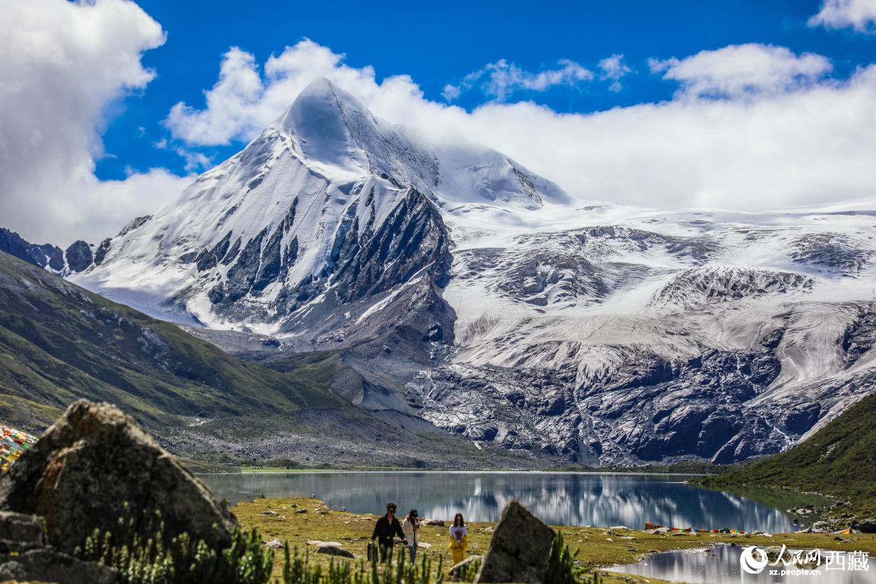 西藏那曲市比如縣的薩普雪山。