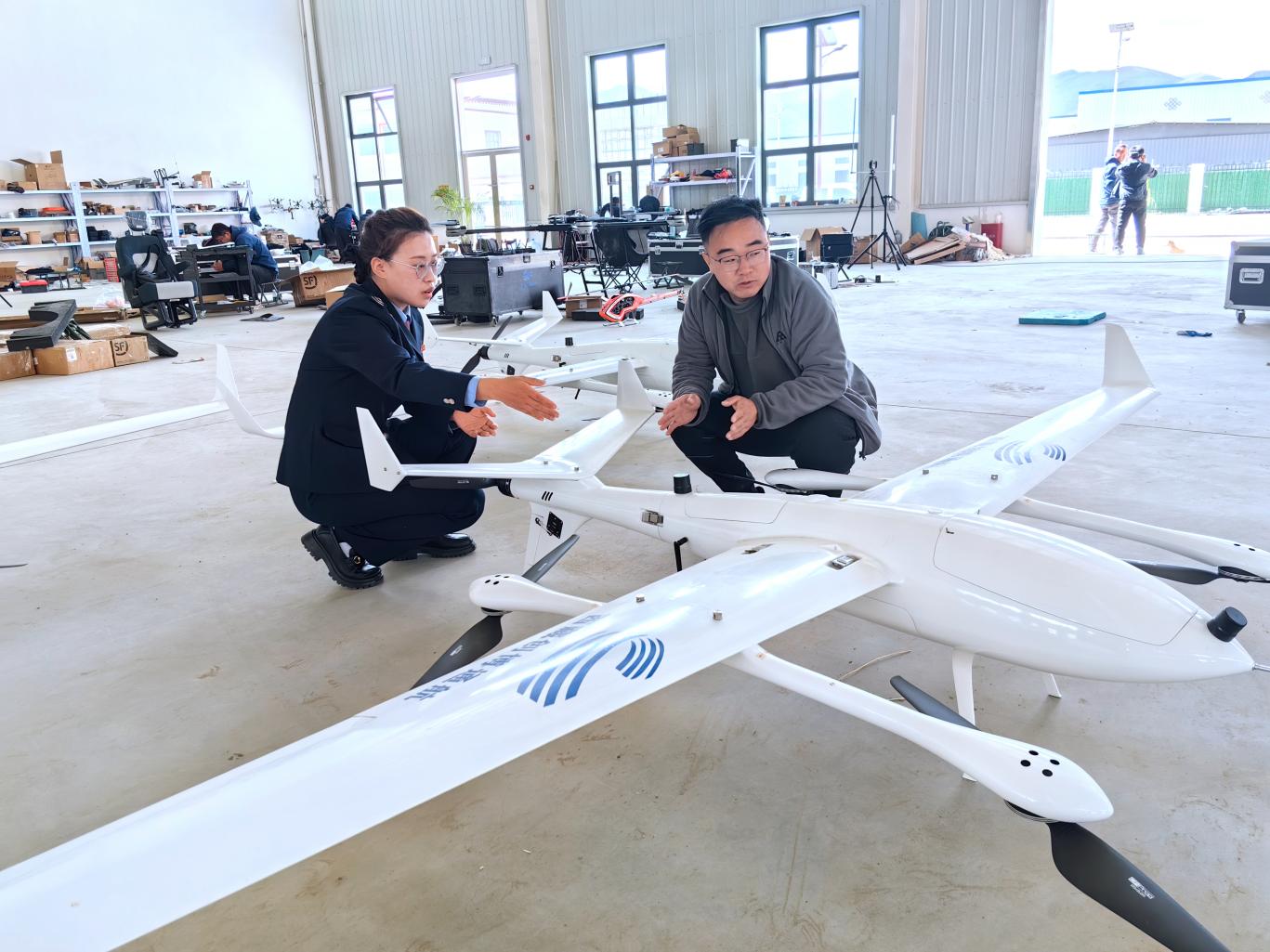 創(chuàng)博通航工作人員向稅務干部介紹無人機情況。曲麗攝