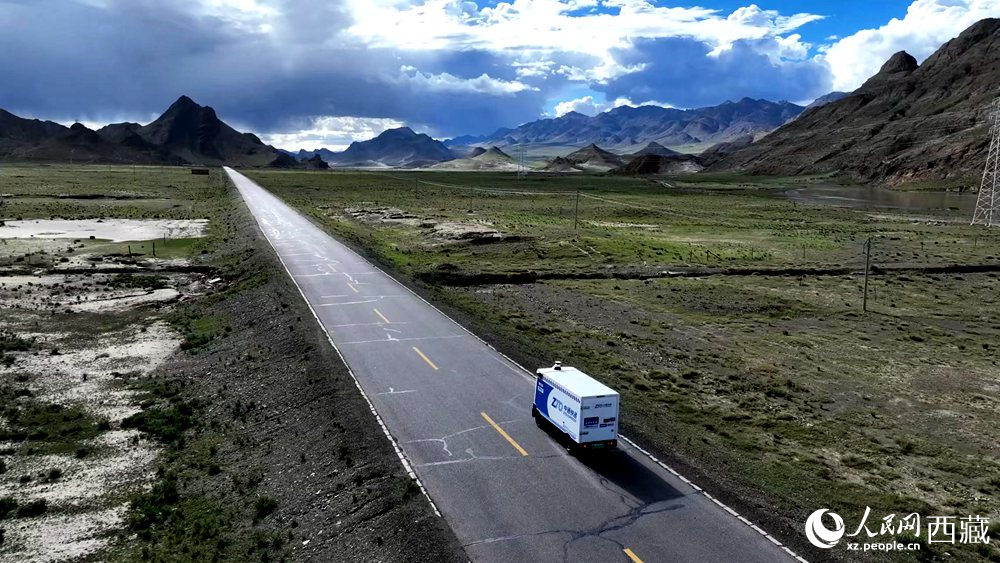 一輛無(wú)人快遞車正沿著定日縣通往扎果鄉(xiāng)的道路平穩(wěn)行駛。人民日?qǐng)?bào)記者 鮮敢攝