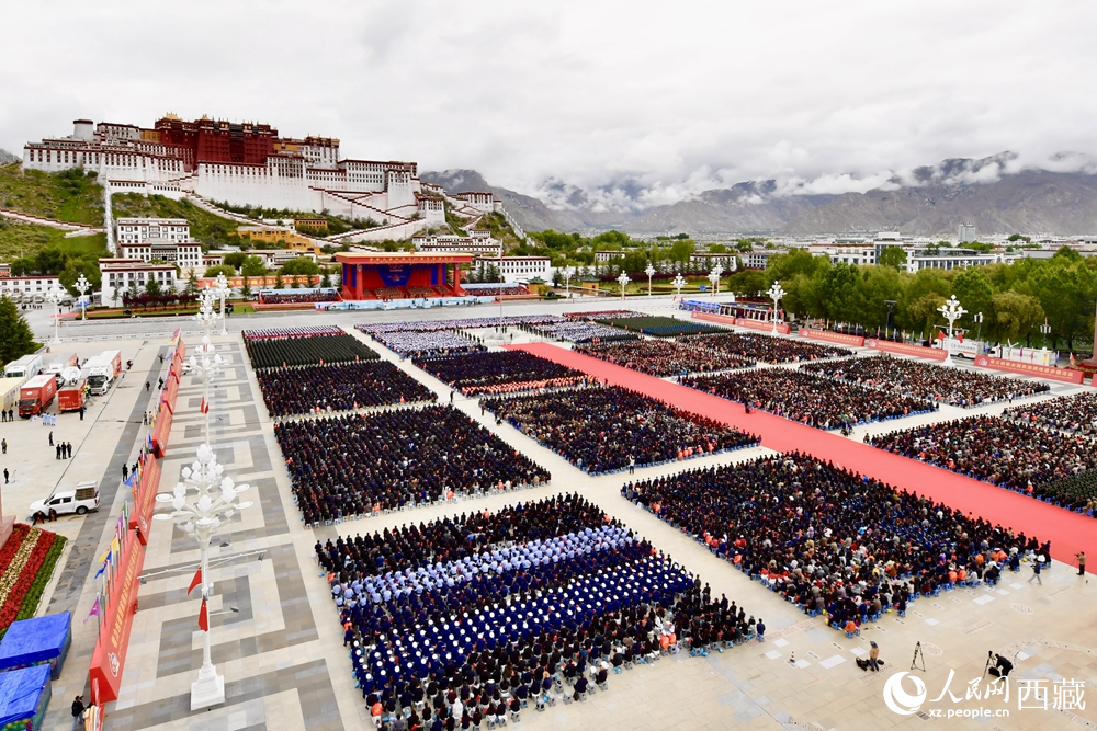 熱烈慶祝西藏自治區(qū)成立60周年大會(huì)現(xiàn)場(chǎng)。索朗旺久攝