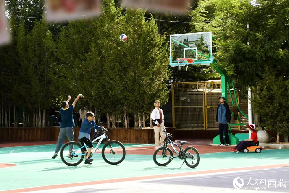 孩子們?cè)谏鐓^(qū)享受運(yùn)動(dòng)時(shí)光。人民網(wǎng)記者 次仁羅布攝