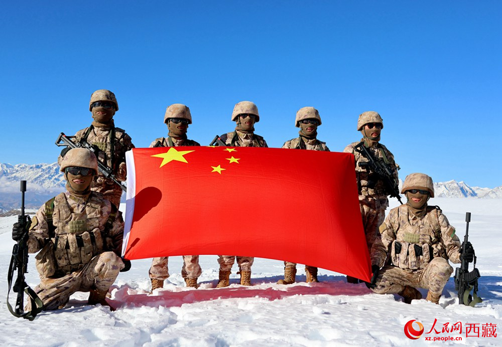 官兵在巡邏點(diǎn)上宣誓。人民日?qǐng)?bào)記者 瓊達(dá)卓嘎攝