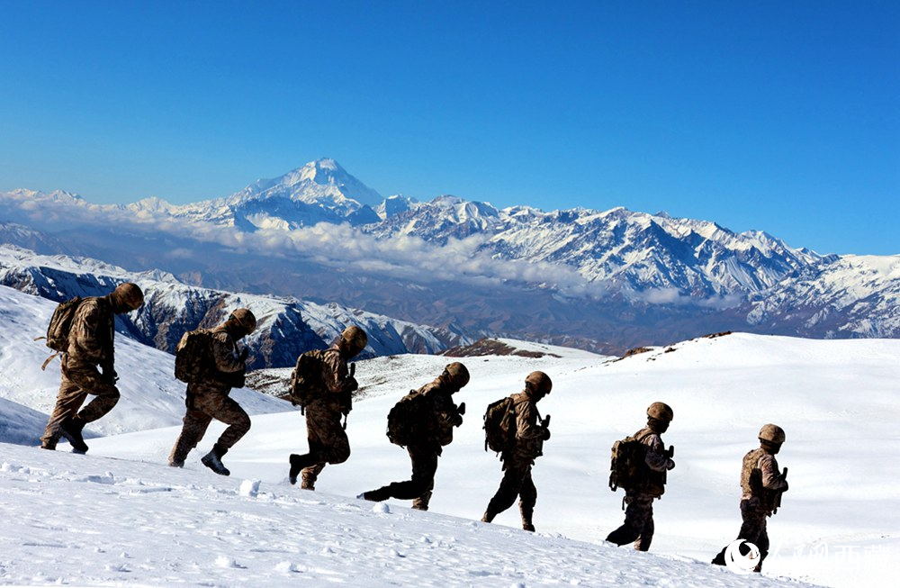 官兵在巡邏。人民日?qǐng)?bào)記者 瓊達(dá)卓嘎攝