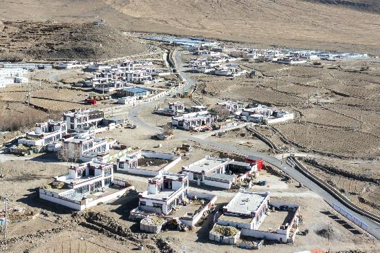 2025年12月11日，西藏定日縣長所鄉(xiāng)古榮村新貌。人民網(wǎng)記者 翁奇羽攝