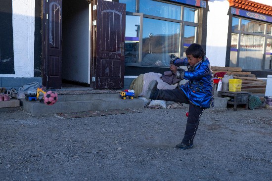 次仁普尺的弟弟在院子里玩耍。人民網(wǎng)記者 翁奇羽攝