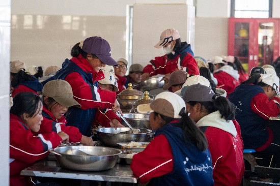 中午時(shí)分，學(xué)生們?cè)谑程糜貌汀Ｈ嗣窬W(wǎng)記者 翁奇羽攝