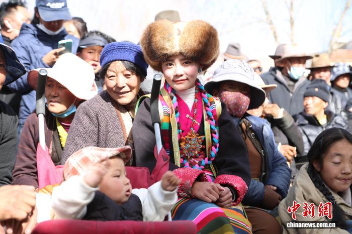 （新春走基層）歡歌笑語迎雙節(jié)西藏山南新春聯(lián)歡會熱鬧開演