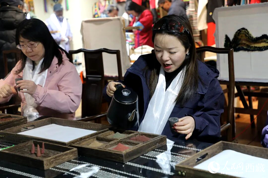 游客在“雅礱里”文化藝術(shù)街區(qū)非遺展館體驗(yàn)制作藏香。在工作人員的指導(dǎo)下，游客親手揉搓香泥、壓制成型，感受藏族傳統(tǒng)非遺技藝的魅力。人民網(wǎng)記者 吳雨仁攝