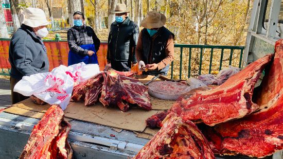 圖為市民正在買牛肉，本報記者 格桑倫珠攝(3737723)-20221201105107(1).jpg