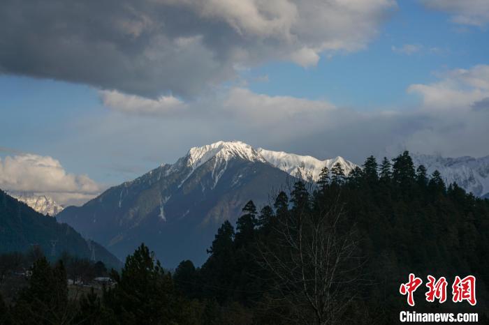 冬日，西藏波密縣境內(nèi)的雪山風(fēng)光。　江飛波 攝
