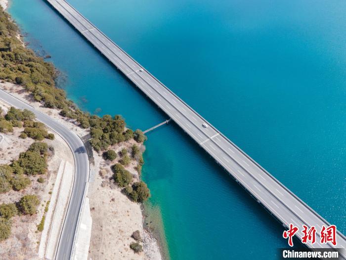 圖為西藏林拉高等級公路多布湖段風(fēng)光?！〗w波 攝
