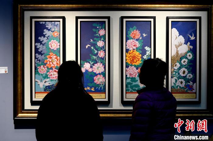 圖為5月16日，觀眾正在欣賞展覽中的新創(chuàng)唐卡作品。　李林 攝