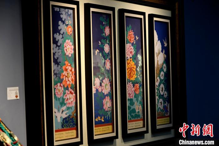 圖為5月16日，展覽中新創(chuàng)唐卡作品《四季花》?！±盍?攝
