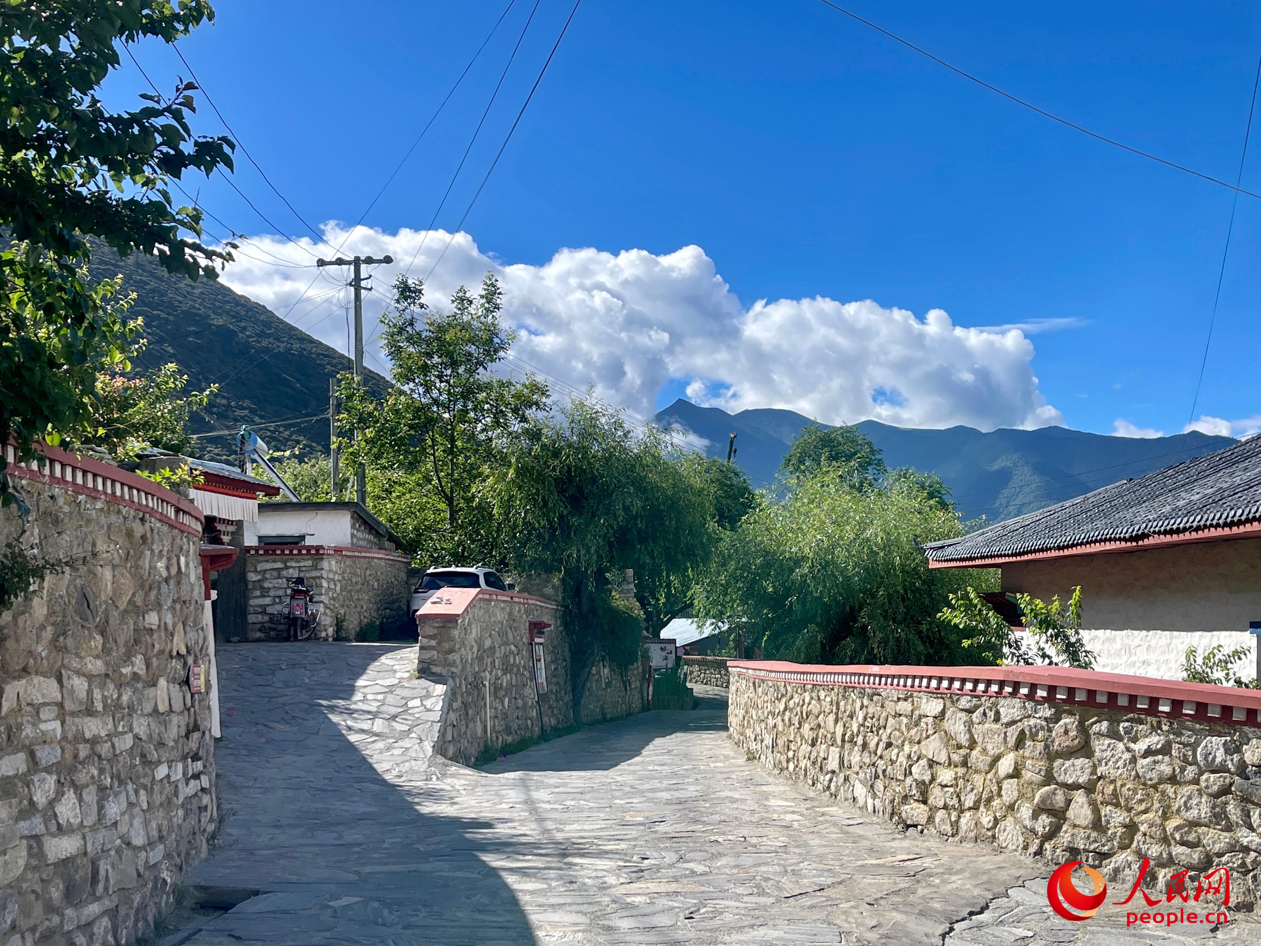 嘎拉村的村貌。人民網(wǎng) 周靜圓攝