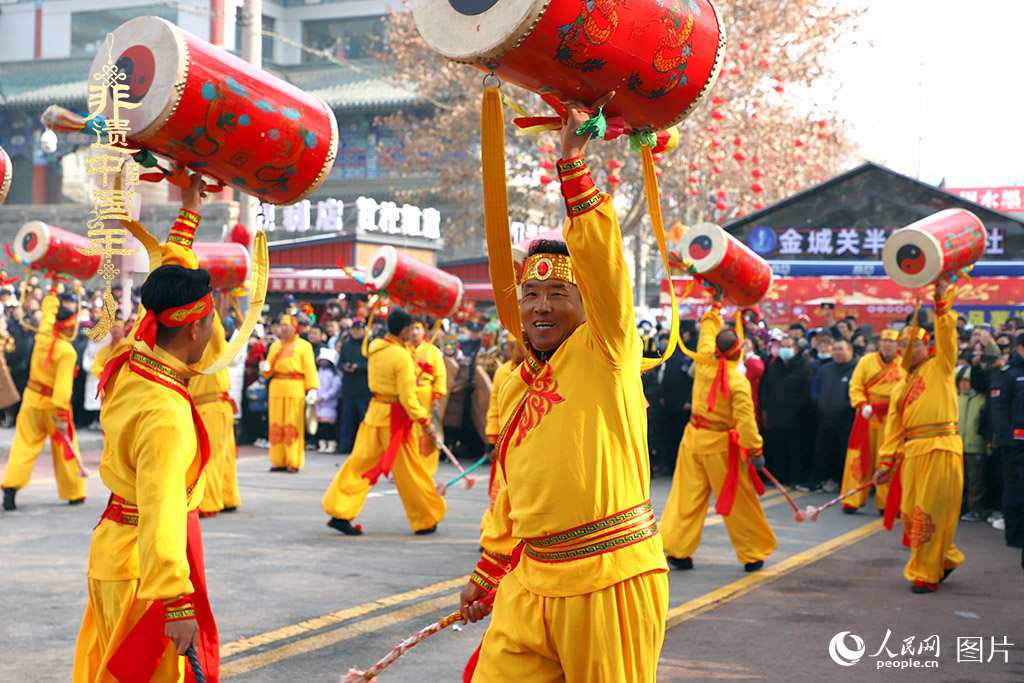2025年1月29日，蘭州太平鼓、舞獅、軍儺、秦腔等精彩的蘭州市經(jīng)典非物質(zhì)文化遺產(chǎn)代表性項目在金城關(guān)黃河文化旅游街區(qū)廣場集中亮相。人民網(wǎng)記者 焦隆攝