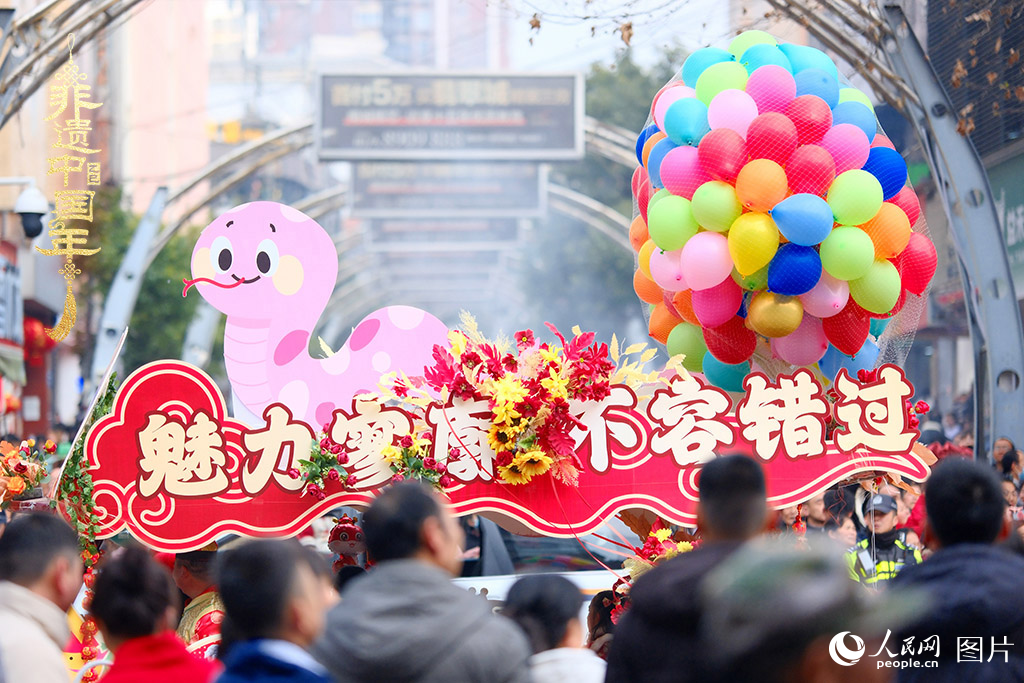 2025年1月29日，大年初一，云南省曲靖市麒麟?yún)^(qū)舉行“千人舞麒麟”活動，耍龍舞獅過大年，現(xiàn)場人山人海，熱鬧非凡。人民網(wǎng) 莊志斌攝
