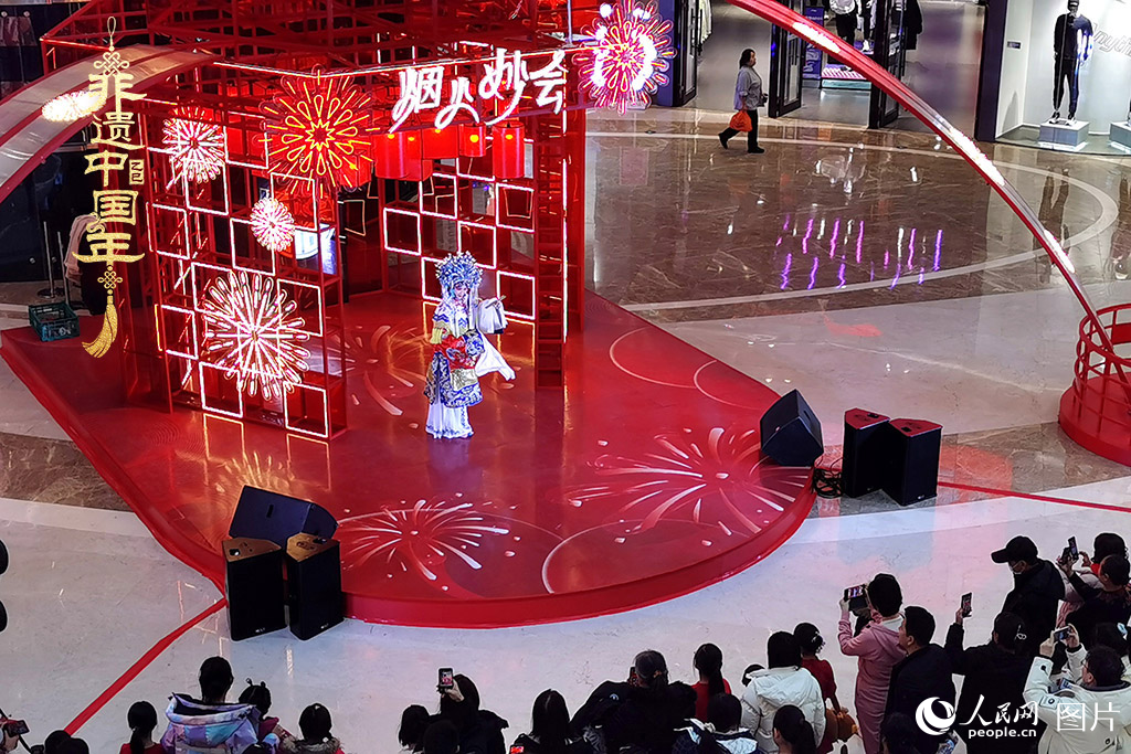 2025年1月29日，大年初一，吉林省京劇團亮相長春“煙火妙會”，演員們用的精湛技藝，為市民呈上一場韻味悠長的視聽盛宴，一招一式盡顯京劇魅力?，F(xiàn)場還進行了京劇知識科普，讓傳統(tǒng)文化在互動中 “活” 起來，為新春佳節(jié)增添了一抹濃厚的文化底色 。人民網(wǎng)記者 王帝元攝