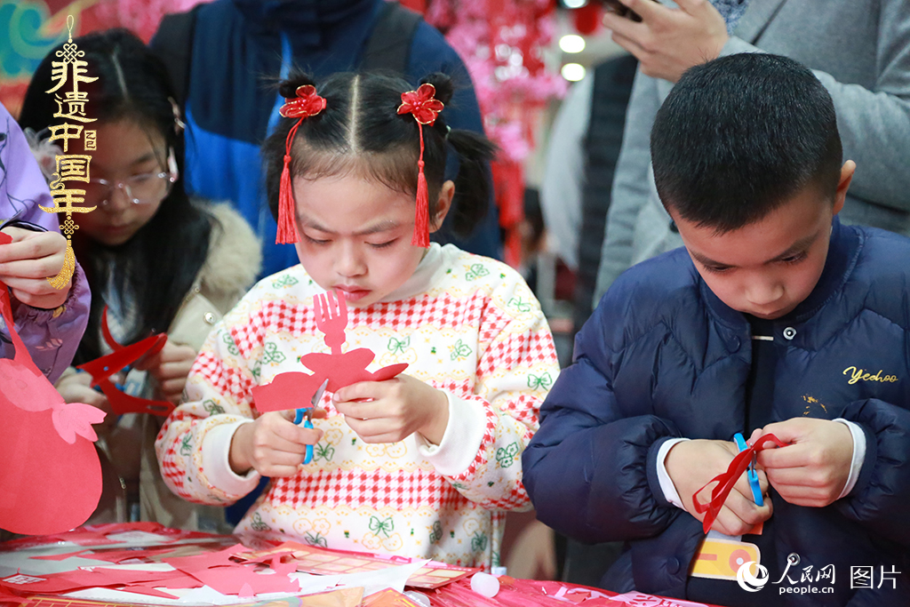 2025年1月23日，上海市青少年活動中心迎新春游園會上，小朋友們正在學(xué)習(xí)剪窗花。人民網(wǎng)記者 龔莎攝