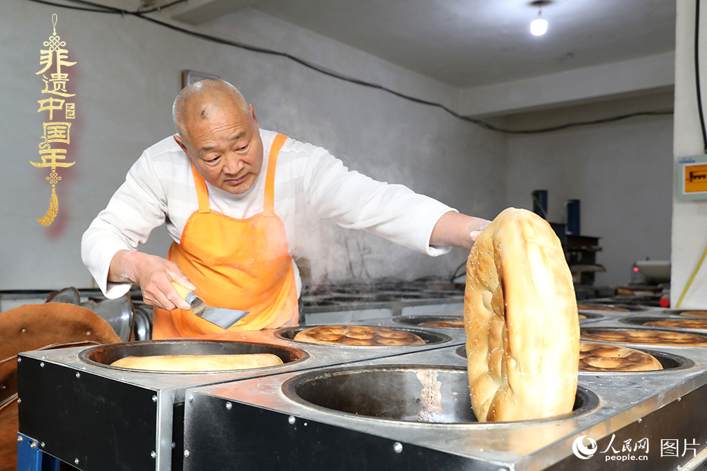 2025年1月23日，山東省臨沂市莒南縣一家傳統(tǒng)大餅作坊內(nèi)，師傅們正忙著烤制當?shù)厝舜汗?jié)期間家家戶戶必備的、金黃誘人的莒南大餅。人民網(wǎng)記者 劉祺攝