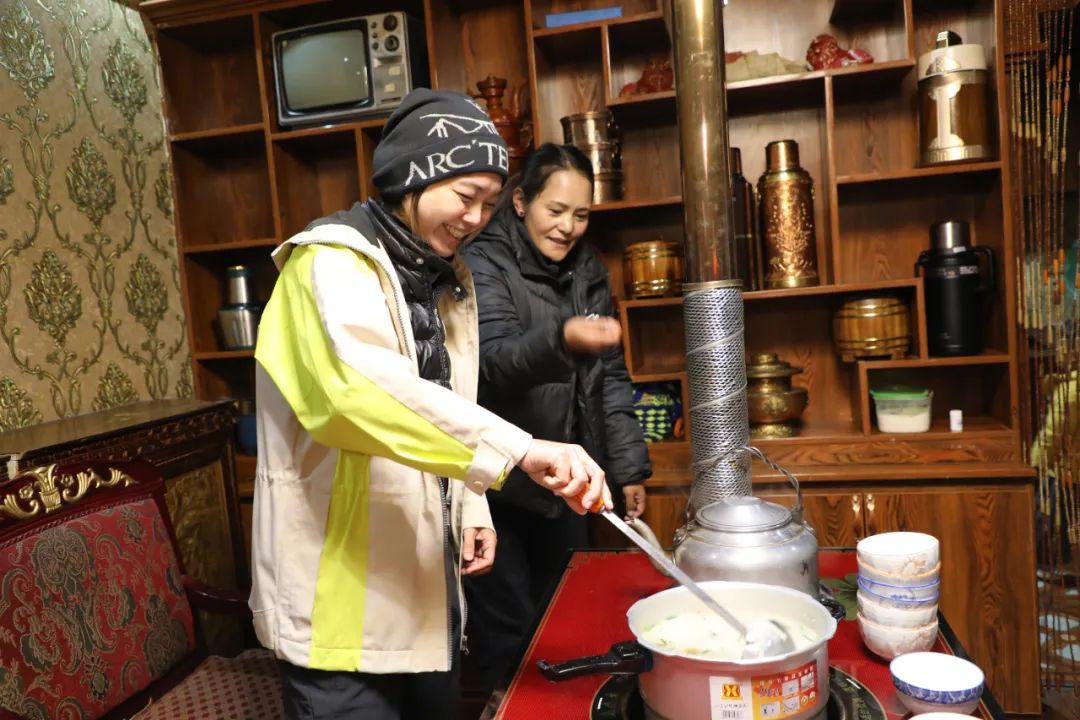 游客體驗(yàn)制作“古突”。巴桑卓嘎攝
