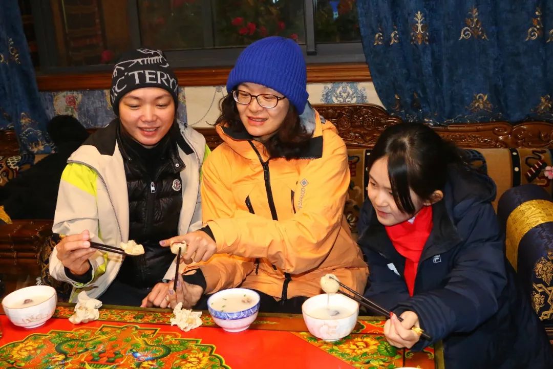 品嘗“古突”。巴桑卓嘎攝