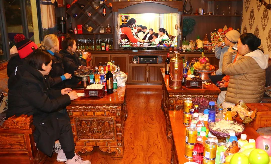 游客在居民家中，一同看藏晚，歡慶藏歷新年。巴桑卓嘎攝