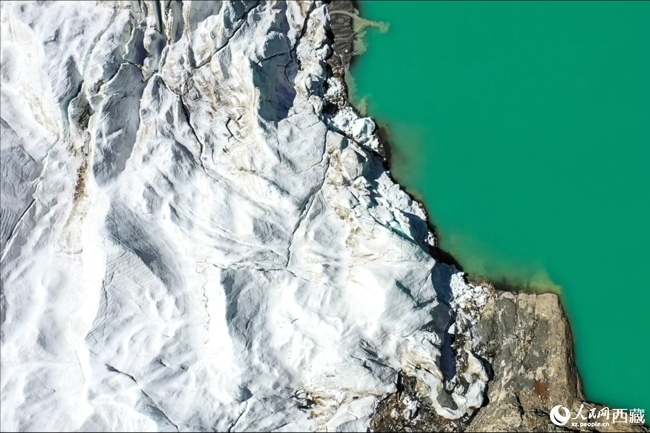 曲登尼瑪冰川位于日喀則市崗巴縣昌龍鄉(xiāng)。