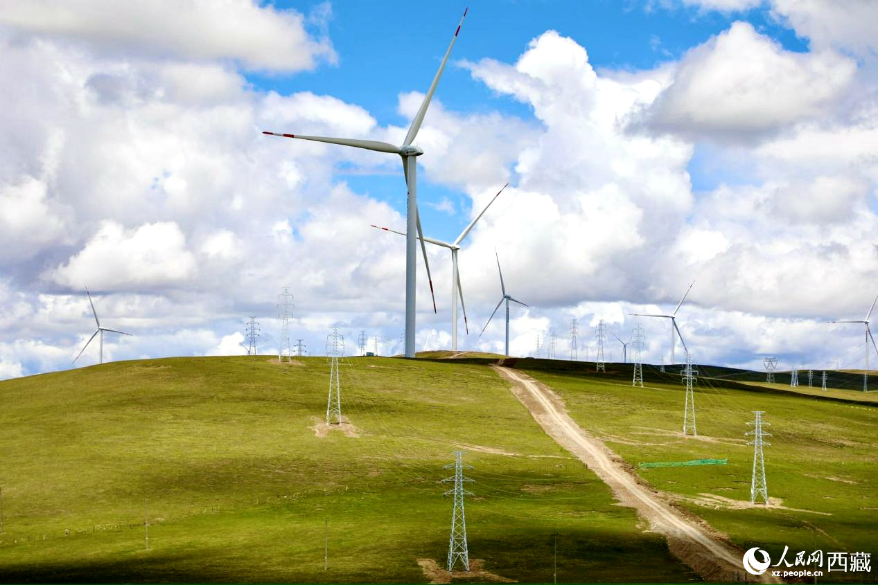 西藏那曲市色尼區(qū)的歐瑪亭嘎風(fēng)電場(chǎng)。